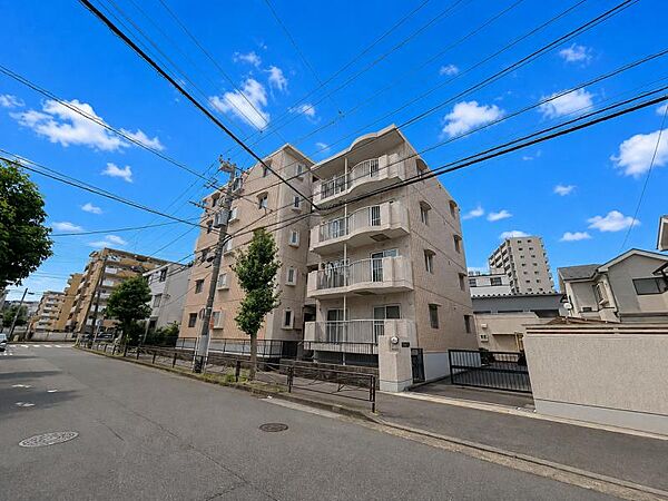窓からたっぷりと陽光が注がれる明るい住まい。ご家族の成長に合わせてお住まい頂ける仕様の間取り。日々の疲れを癒してくれる主寝室。お子様も自分のお部屋でお勉強など出来るお部屋のご用意もございます。