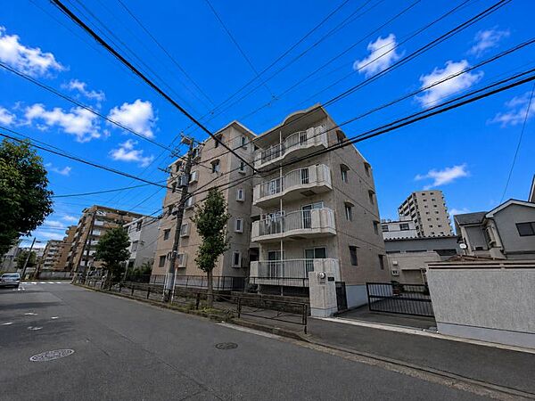 それぞれ独特の顔を持つあなただけのお住まい。各棟によって暖かい日差しの入り方・見え方も違うお住まい。実際の日当たりや現地の雰囲気もご確認くださいませ。