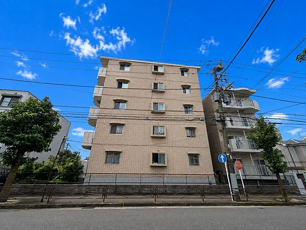 【凛】とした落ち着いたたたずまいのあなただけのお住まい。お友達などが遊びに来た時も自慢をしたくなる邸宅を創り出す外観デザインです。
