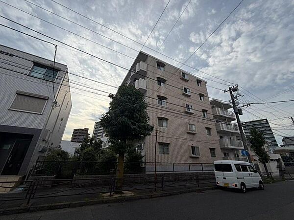 窓からたっぷりと陽光が注がれる明るい住まい。ご家族の成長に合わせてお住まい頂ける仕様の間取り。日々の疲れを癒してくれる主寝室。お子様も自分のお部屋でお勉強など出来るお部屋のご用意もございます。