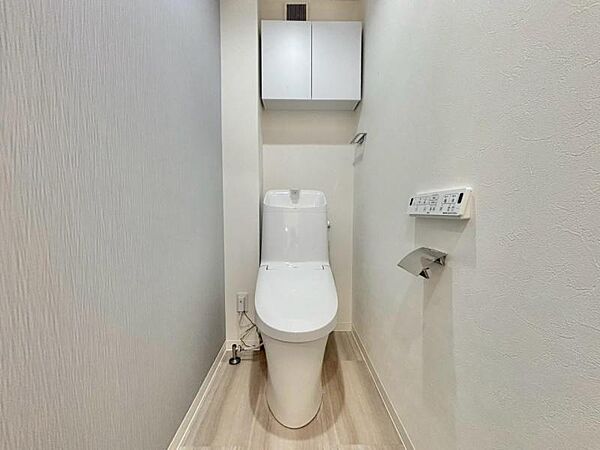 収納付きで、トイレットペーパーや掃除道具もすっきり収納できます。