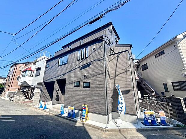 凛とした表情を見せる外観は時の移り変わりの中で様々な表情を見せてくれます。素材の持つ独特な存在感により「永く住み続ける住まい」にふさわしい住宅が完成しました。
