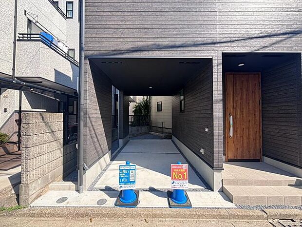 建物につながる駐車スペース。重いものの、荷物の出し入れも安心。小さなお子様も安心・安全の乗り降りができます。車が汚れたら洗えるのもうれしいですね。