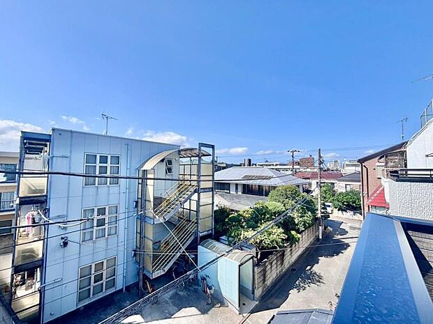 青いキャンパスに描かれた未来。この街に移り住み、この街で過ごす私たちの未来は、きっとこの雲のようにいろいろな形の幸せへと変わり、溢れるほど運んで来てくれることでしょう。