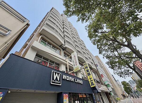 一階部分には衣料品店も入っており、日々のお買い物にご利用いただけます。