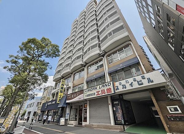 繁華街から近い当マンションの周辺には、飲食店や商業施設が立ち並び、日々の買い物や外食にも便利な、利便性の高い住環境が整っています。