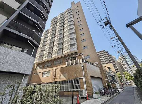 穏やかな街並みに溶け込む、品のある佇まいです。