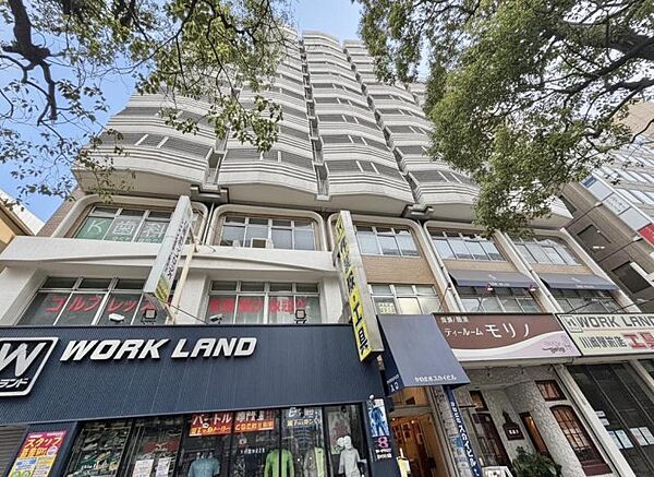 低層階には飲食店やオフィスなどのテナント、上層階に入った複合ビルです。