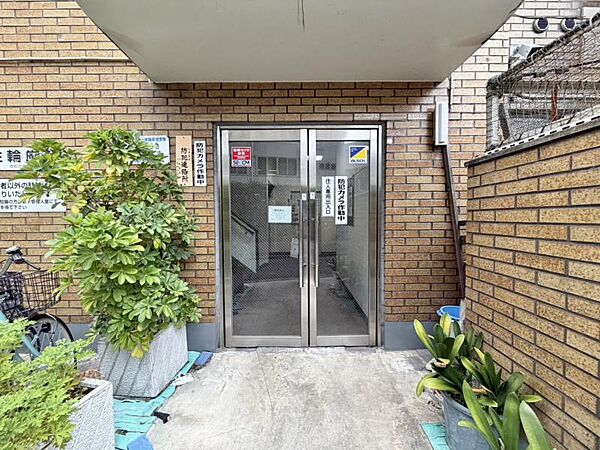 落ち着いた外観が迎えてくれます。