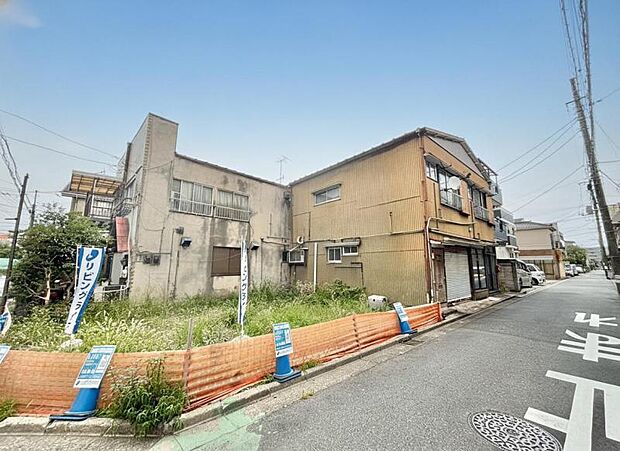 幅員のある道路で、車の出入りもスムーズに行えます。