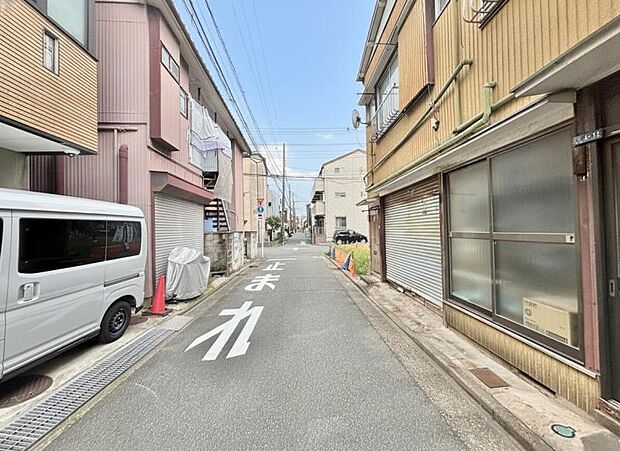 幅員のある道路で、車の出入りもスムーズに行えます。