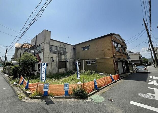 落ち着いた色合いで、周囲の街並みに馴染む外観です。