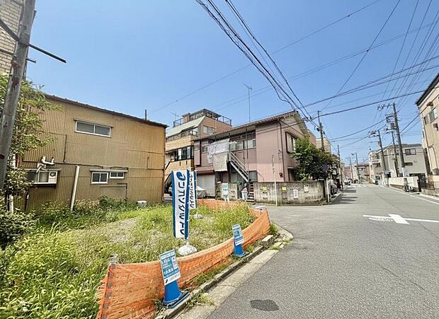 前面道路は整備されており、落ち着いた住宅街に位置しています。