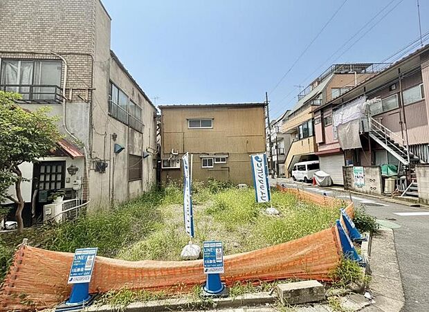 落ち着いた色合いで、周囲の街並みに馴染む外観です。