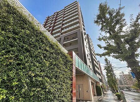 窓からたっぷりと陽光が注がれる明るい住まい。ご家族の成長に合わせてお住まい頂ける仕様の間取り。日々の疲れを癒してくれる主寝室。お子様も自分のお部屋でお勉強など出来るお部屋のご用意もございます。
