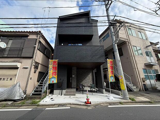 清潔感のあるシンプルな外観が魅力的な物件です。