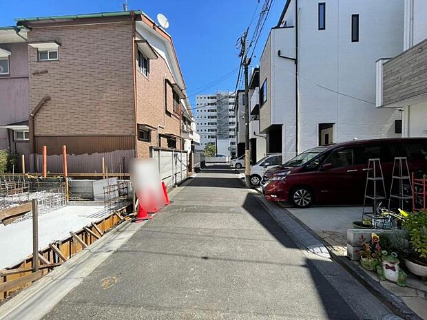 前面道路は交通量が控えめで、ゆったりとした暮らしをイメージできます。