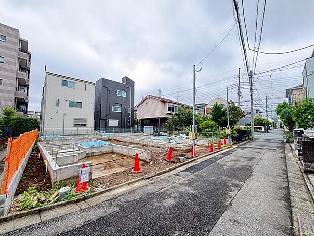 完成前の状態をご覧頂くことで、隣接した環境をしっかりとご確認頂けます。(2026年9月撮影)
