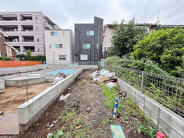 まだ更地ですが、現地で広さのご体感ができます。図面と合わせてご説明しますので、お気軽にお問い合わせください。(2026年9月撮影)