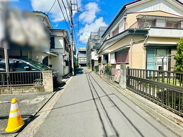 車通りの少ない道路で小さなお子様も安心。家と同じくらい周辺環境は大切なもの。図面だけでは分からない現地の雰囲気もご確認くださいませ。