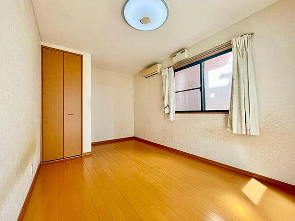 窓からたっぷりと陽光が注がれる明るい空間。時を忘れて過ごす場所として過ごせるお部屋にクローゼットをご用意。快適なプライベート空間となっています。