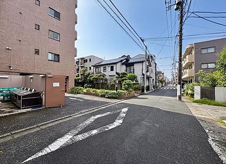 美しい景観を生み出すこの邸宅は採光や風通しまで考え抜いて造ります。外観の美しさだけでなくそこに住まうご家族様の心地良さを最優先します。