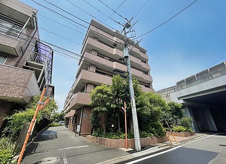 陽光と風がもたらす心地よい時間、照らし出される表情豊かなこの場所は、君と君達とのたくさんの笑顔の場所、誇らしい君達の笑顔、いとしい記憶の始まる空間