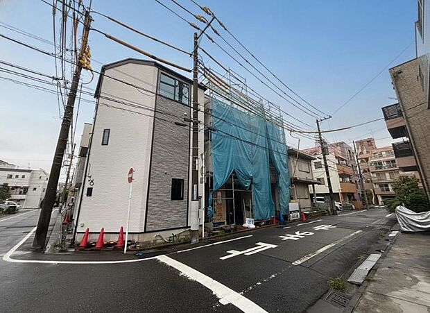 窓からたっぷりと陽光が注がれる明るい住まい。ご家族の成長に合わせてお住まい頂ける仕様の間取り。日々の疲れを癒してくれる主寝室。お子様も自分のお部屋でお勉強など出来るお部屋のご用意もございます。