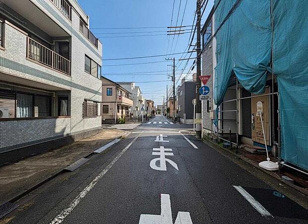 前面道路は一方通行ですので、小さなお子様もご安心してお過ごしいただけます。