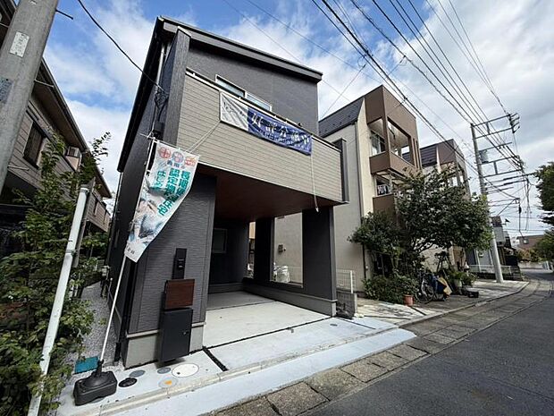 それぞれ独特の顔を持つあなただけのお住まい。各棟によって暖かい日差しの入り方・見え方も違うお住まい。実際の日当たりや現地の雰囲気もご確認くださいませ。
