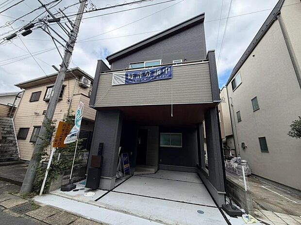 窓からたっぷりと陽光が注がれる明るい住まい。ご家族の成長に合わせてお住まい頂ける仕様の間取り。日々の疲れを癒してくれる主寝室。お子様も自分のお部屋でお勉強など出来るお部屋のご用意もございます。