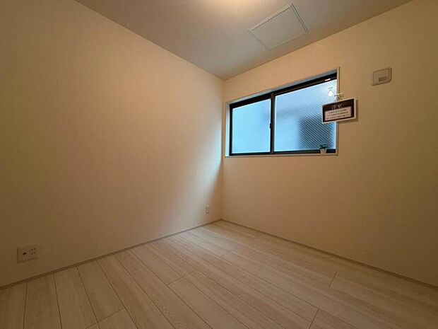 一日の疲れを取る主寝室は大型のベッドも配置が可能です。窓から注がれる光で家族とのコミュニケーションも明るくなりそうです。
