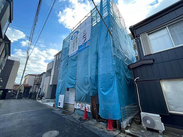 それぞれ独特の顔を持つあなただけのお住まい。各棟によって暖かい日差しの入り方・見え方も違うお住まい。実際の日当たりや現地の雰囲気もご確認くださいませ。