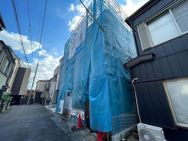 窓からたっぷりと陽光が注がれる明るい住まい。ご家族の成長に合わせてお住まい頂ける仕様の間取り。日々の疲れを癒してくれる主寝室。お子様も自分のお部屋でお勉強など出来るお部屋のご用意もございます。