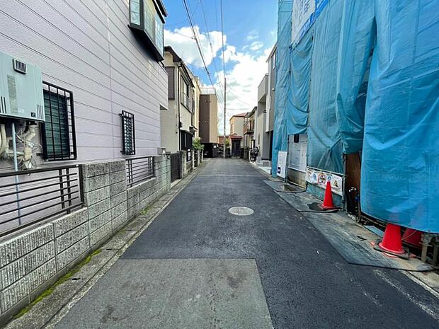 前面道路は4.5mございます。毎日のお車の出し入れもストレスなく行えます。