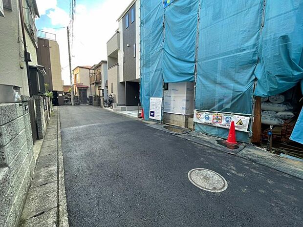 駅前の商店街から中に入った道なので、程よい人目があり、お買い物も便利です。
