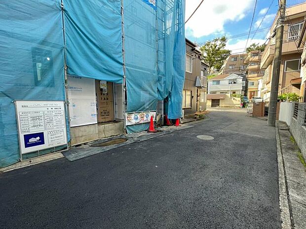 前の商店街から中に入った道なので、程よい人目があり、お買い物も便利です