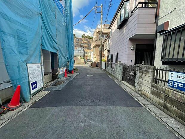 お住まいの前を通るのはご近所さんだけの閑静な私道です。静かな住環境を叶えられます。