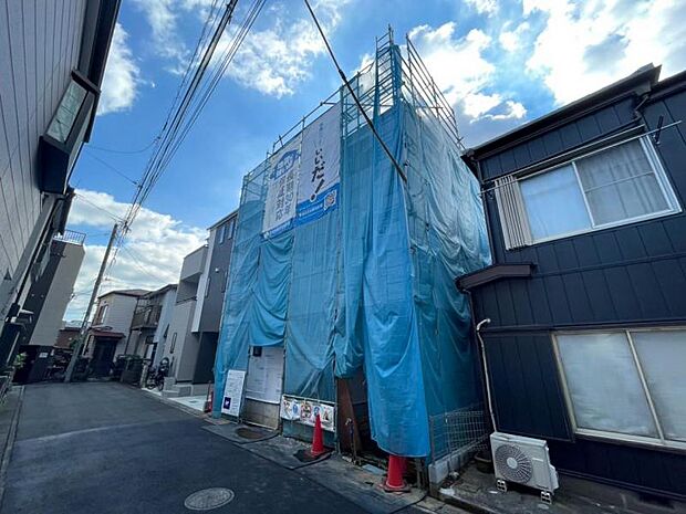 窓からたっぷりと陽光が注がれる明るい住まい。ご家族の成長に合わせてお住まい頂ける仕様の間取り。日々の疲れを癒してくれる主寝室。お子様も自分のお部屋でお勉強など出来るお部屋のご用意もございます。