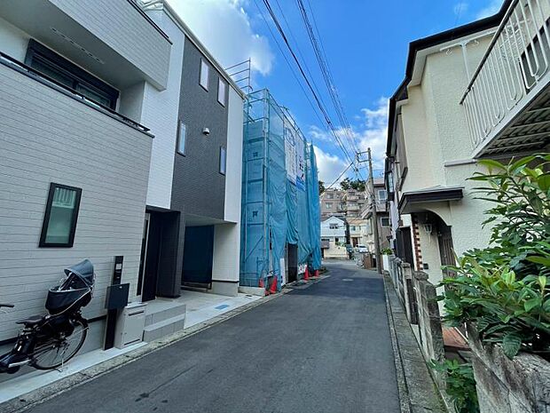 駅からの帰り道には最寄りのスーパーがございます。毎日のご通勤など非常に助かります。