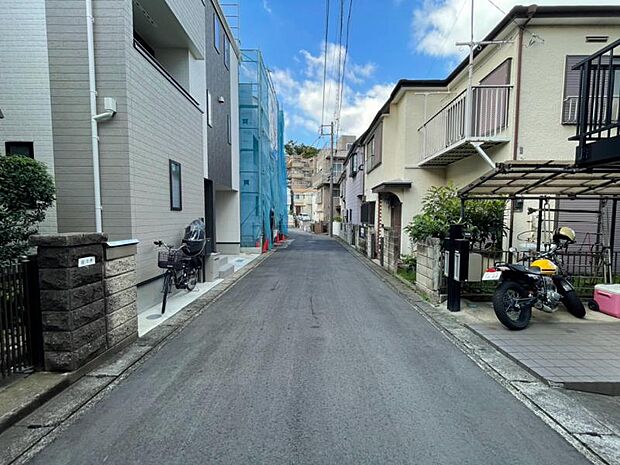 お住まいの前を通るのはご近所さんだけの閑静な私道です。静かな住環境を叶えられます。