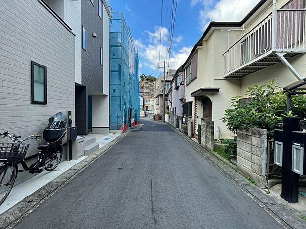 駅前の商店街から中に入った道なので、程よい人目があり、お買い物も便利です。