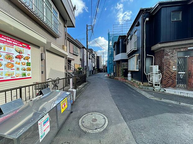 駅前の商店街から中に入った道なので、程よい人目があり、お買い物も便利です。