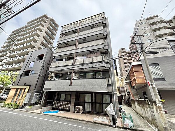 建物前の道路がすっきりとしており、開放感があります。