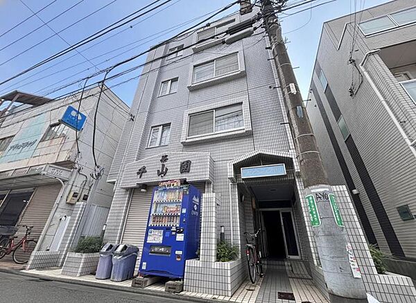 窓からたっぷりと陽光が注がれる明るい住まい。ご家族の成長に合わせてお住まい頂ける仕様の間取り。日々の疲れを癒してくれる主寝室。お子様も自分のお部屋でお勉強など出来るお部屋のご用意もございます。