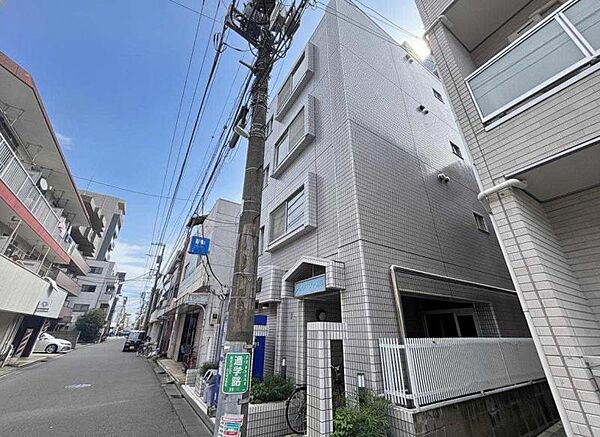 【凛】とした落ち着いたたたずまいのあなただけのお住まい。お友達などが遊びに来た時も自慢をしたくなる邸宅を創り出す外観デザインです。