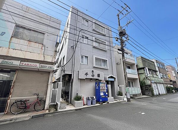 窓からたっぷりと陽光が注がれる明るい住まい。ご家族の成長に合わせてお住まい頂ける仕様の間取り。日々の疲れを癒してくれる主寝室。お子様も自分のお部屋でお勉強など出来るお部屋のご用意もございます。