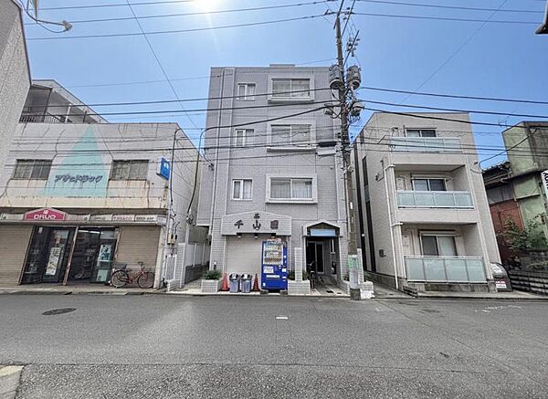 陽とともに、時間によって顔を変える街の景観から、星空や夜景に負けないデザインの映える外観。この街ならではの美しい風景と、ここから紡がれる物語を建物外観から始まります。
