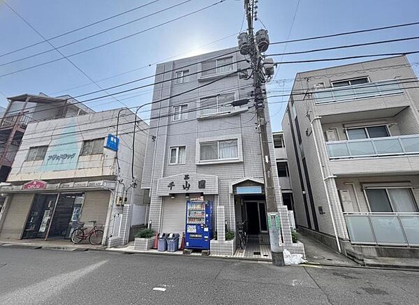 【凛】とした落ち着いたたたずまいのあなただけのお住まい。お友達などが遊びに来た時も自慢をしたくなる邸宅を創り出す外観デザインです。