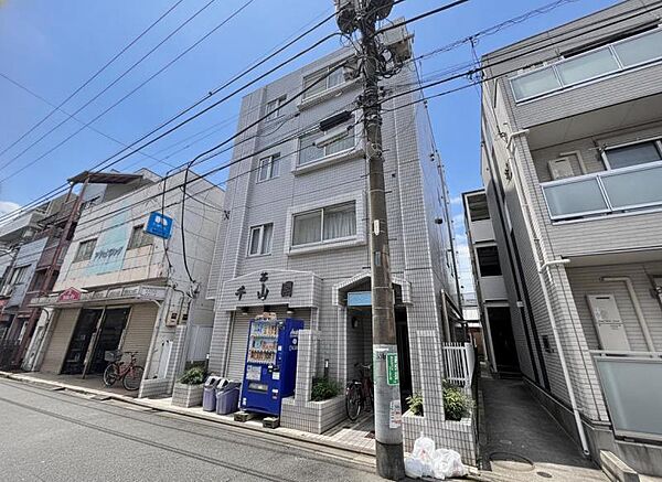 窓からたっぷりと陽光が注がれる明るい住まい。ご家族の成長に合わせてお住まい頂ける仕様の間取り。日々の疲れを癒してくれる主寝室。お子様も自分のお部屋でお勉強など出来るお部屋のご用意もございます。